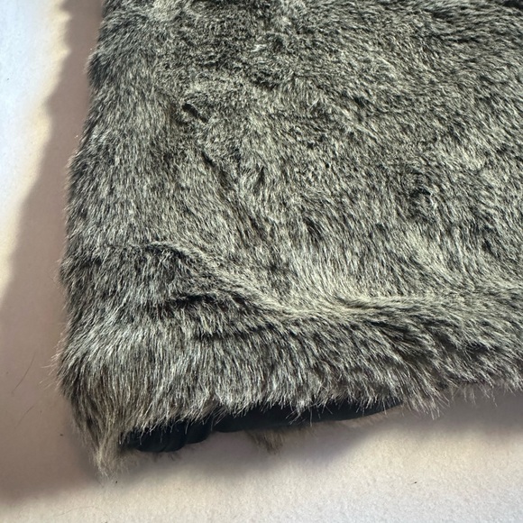 Talula Faux Fur Vest Women's Medium Gray Plush Cozy Sleeveless Layering Piece - Picture 5 of 8